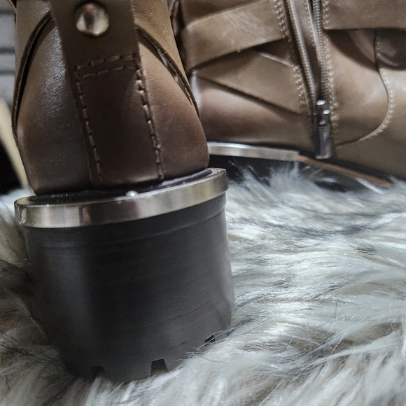 Vince Camuto New Taupe mild distressed Leather silver Accent Zip Boot Women 5.5 - Picture 2 of 9